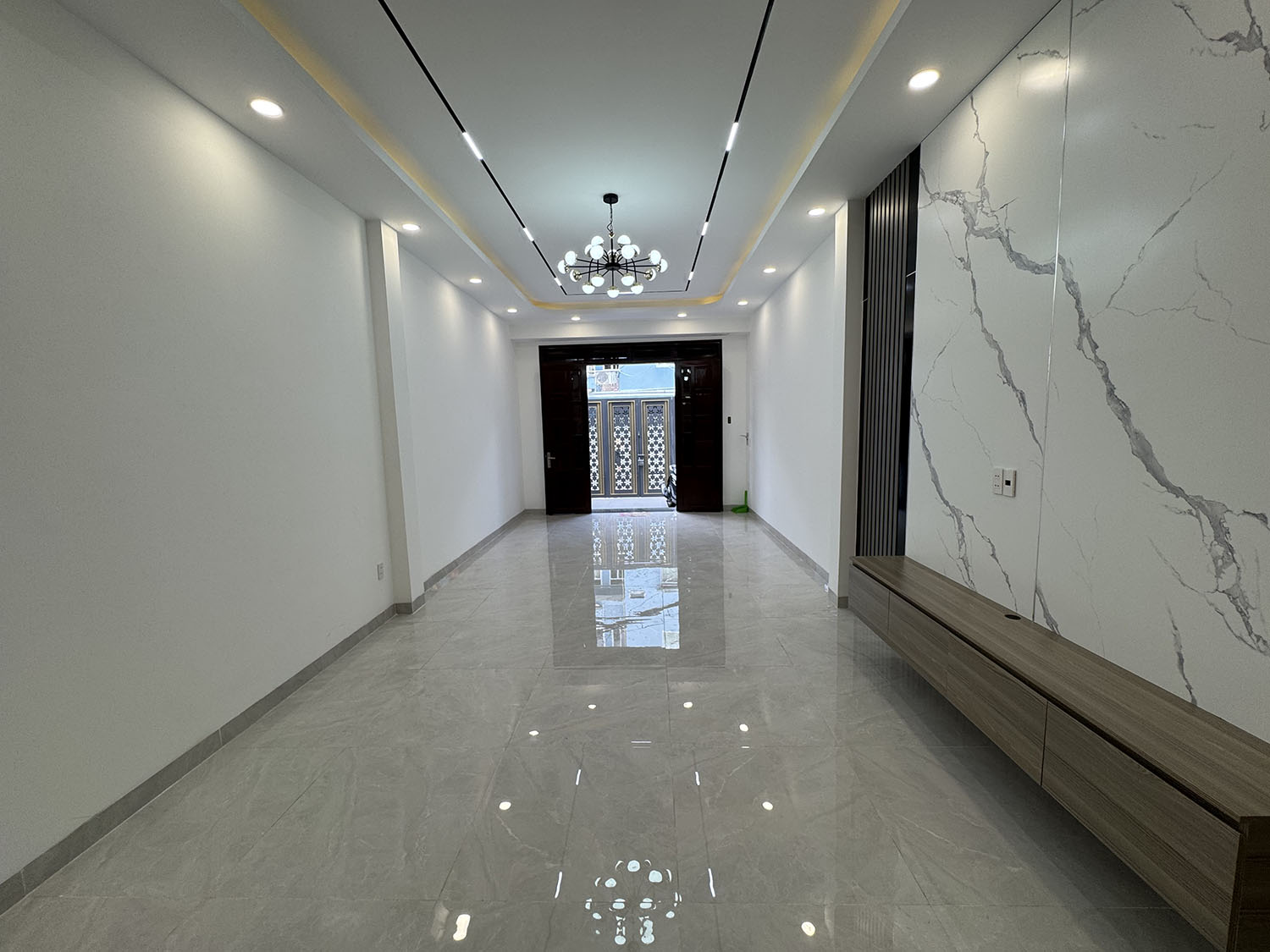 Nhà phố 3lầu (4,05m x 22,5m) có sân đổ ôtô, thiết bị ccấp khu kdoanh Nguyễn Thượng Hiền gần BOTANIC
